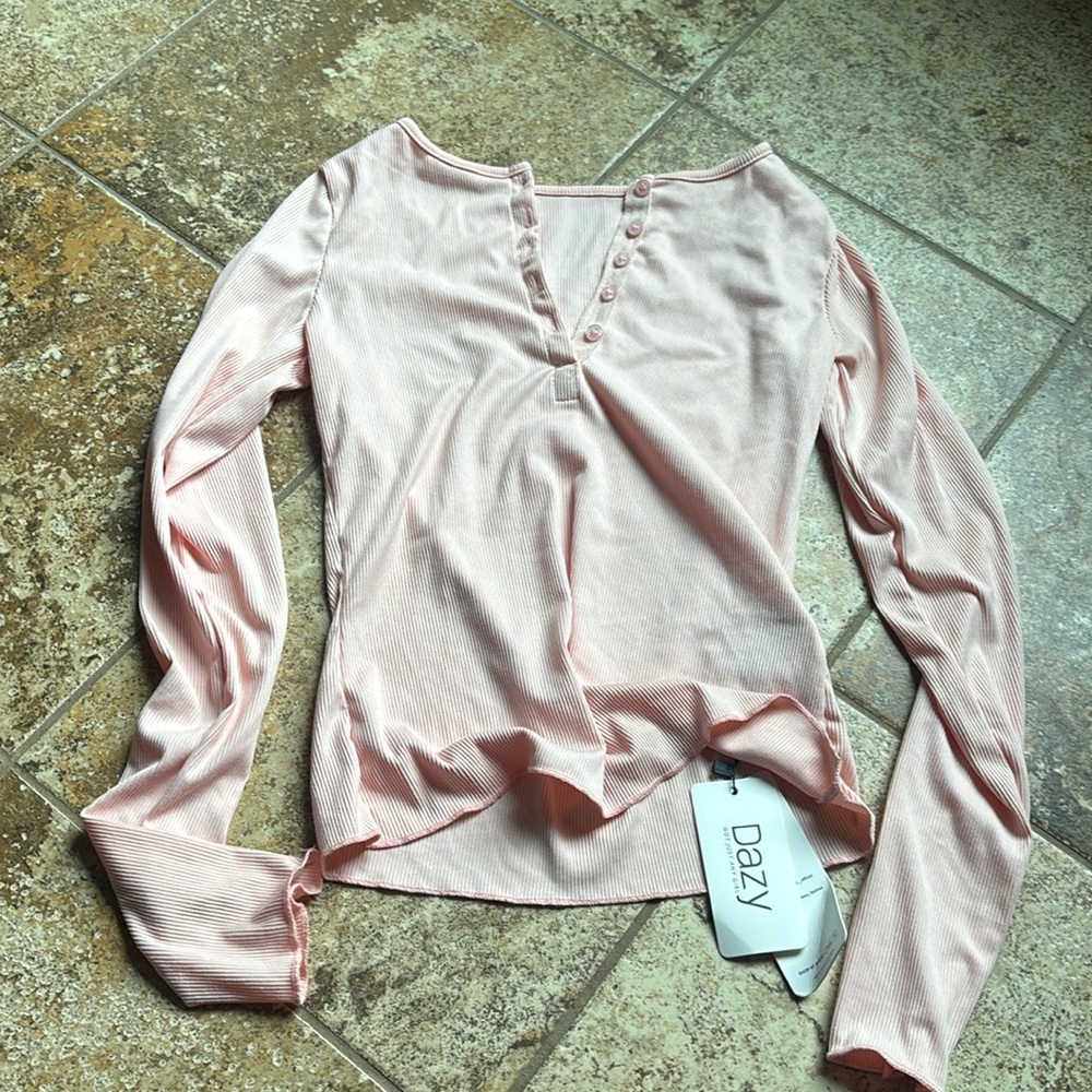 Super cute peachy pink top